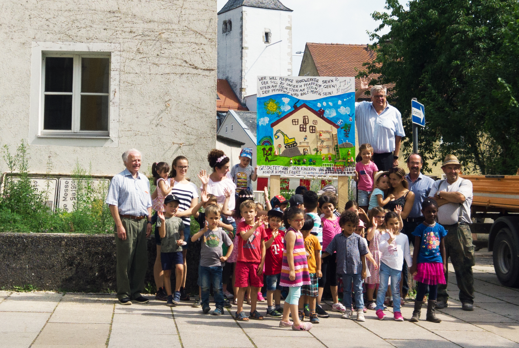 20200720-Gruppenbild_mit_Bautafel.jpg  