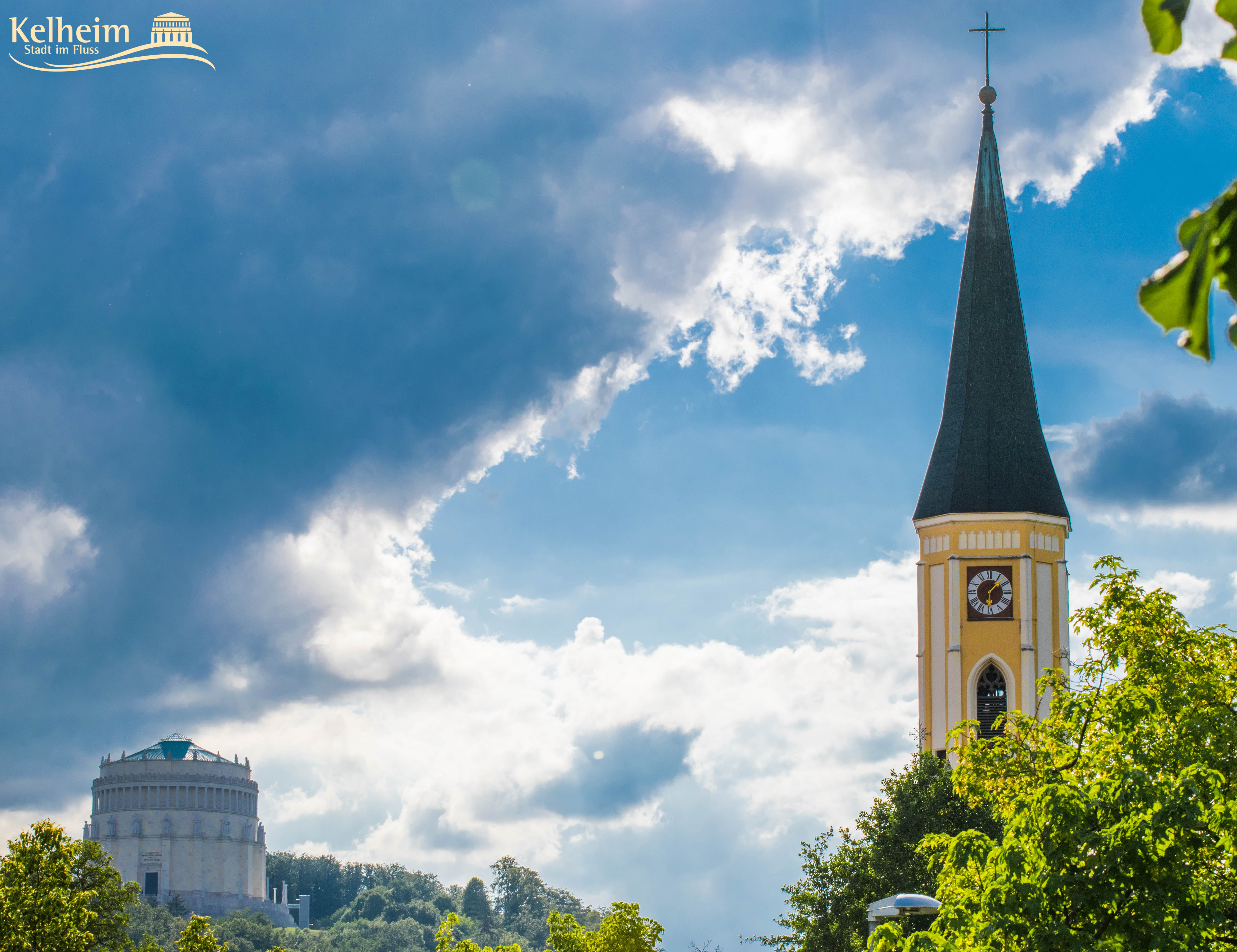 wBefreiungshalle_und_Stadtpfarrkirche_Maria_Himmelfahrt.jpg  