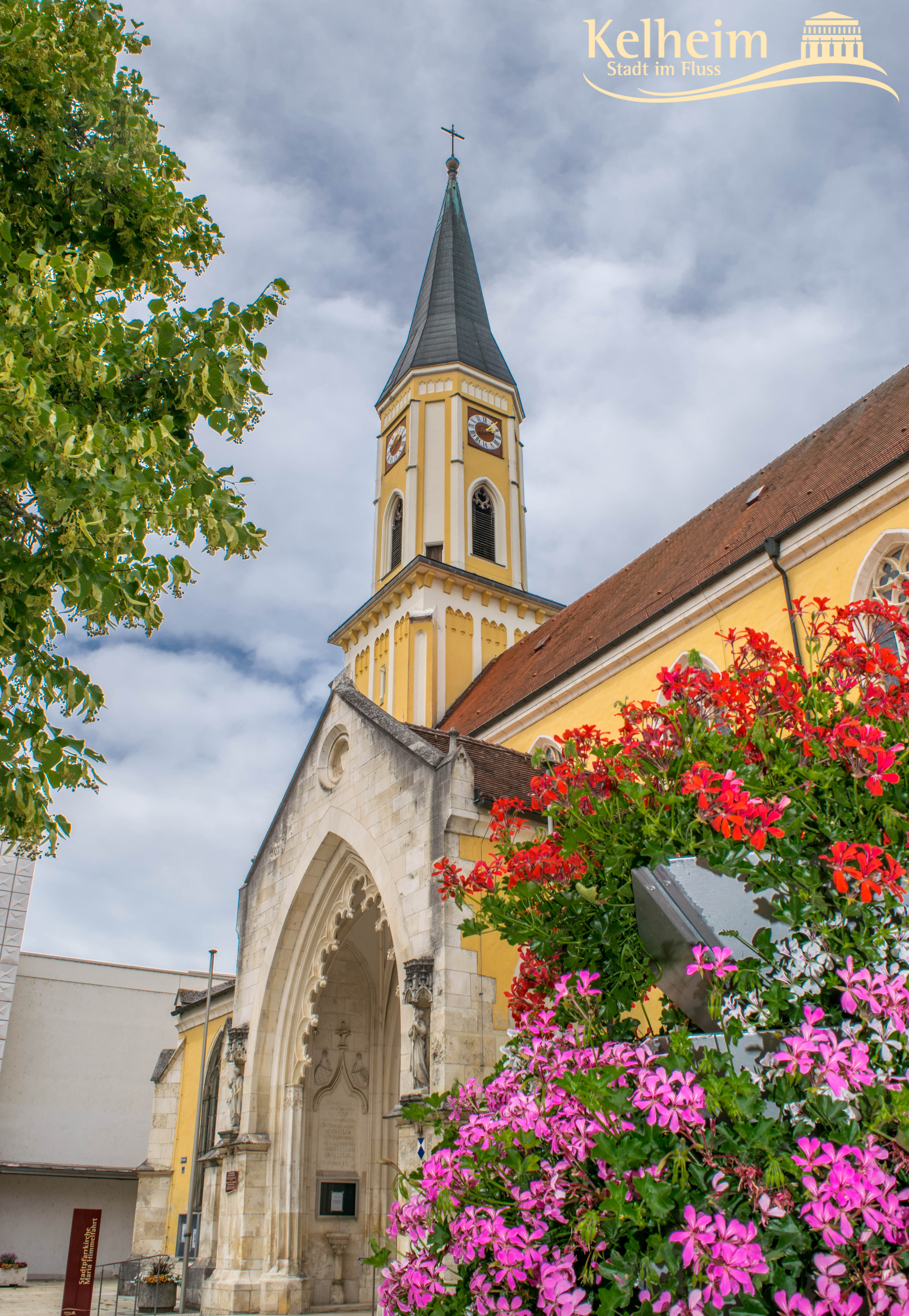 wStadtpfarrkirche_mit_Blumenpracht.jpg  