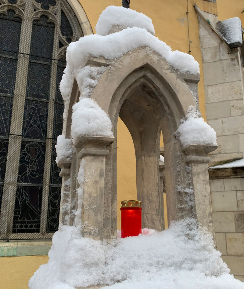 Laterne-Kirchplatz-im-Schnee.jpg  